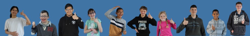 Schülerinnen und Schüler zeigen vor blauem Hintergrund den Daumen nach oben