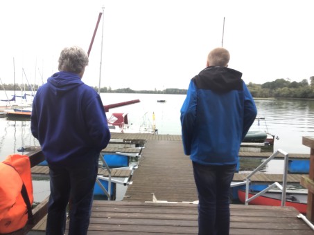 Zwei Personen blicken auf den See