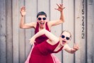 zwei Frauen mit Sonnenbrillen, die tanzen