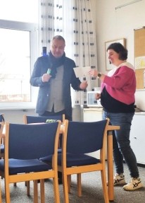 Schulleiter überreicht Maren Visser die Urkunde
