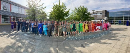 Gruppenfoto der Max Ernst Schule Euskirchen nach Farben sortiert